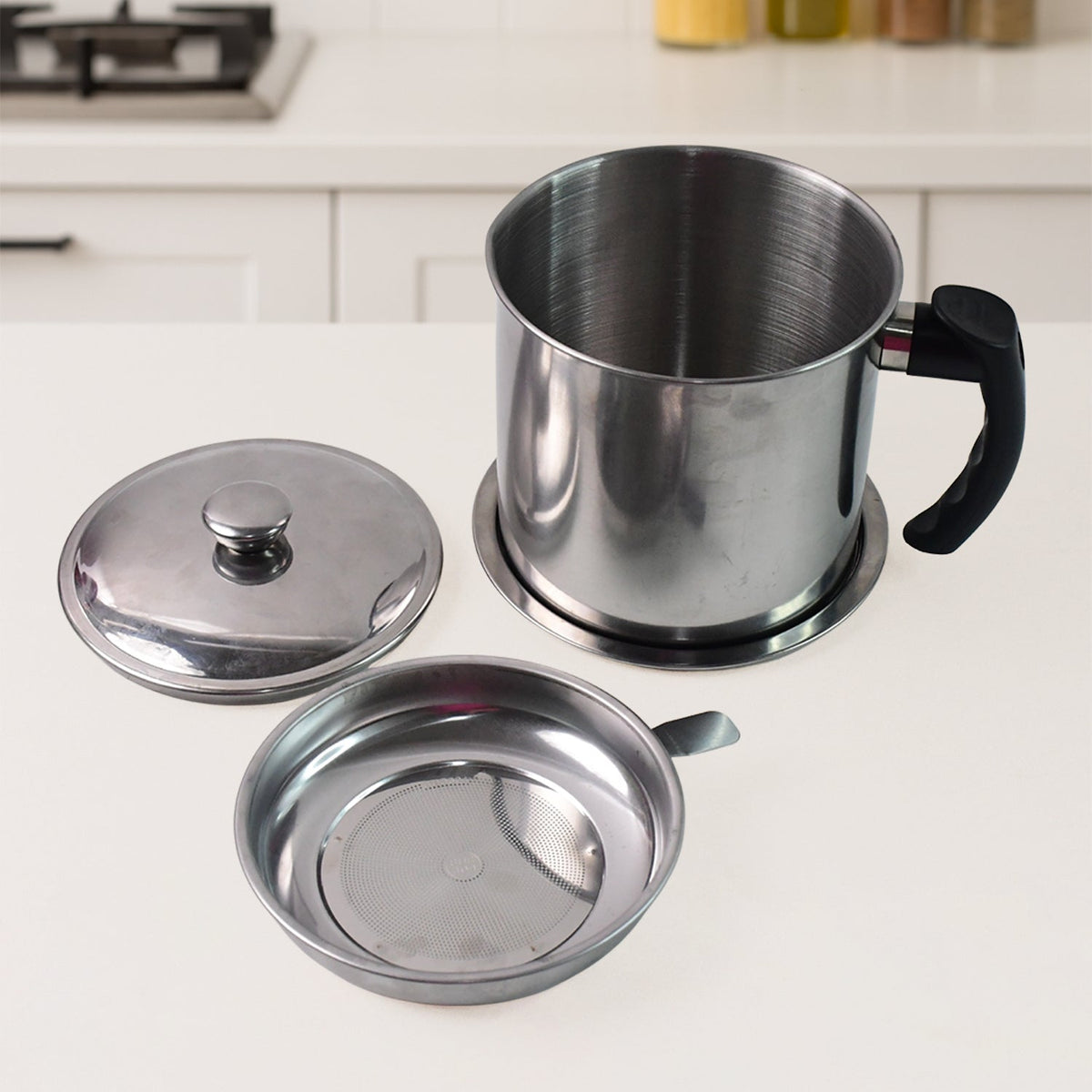 Oil strainer pot with lid and comfortable heat-resistant handle
