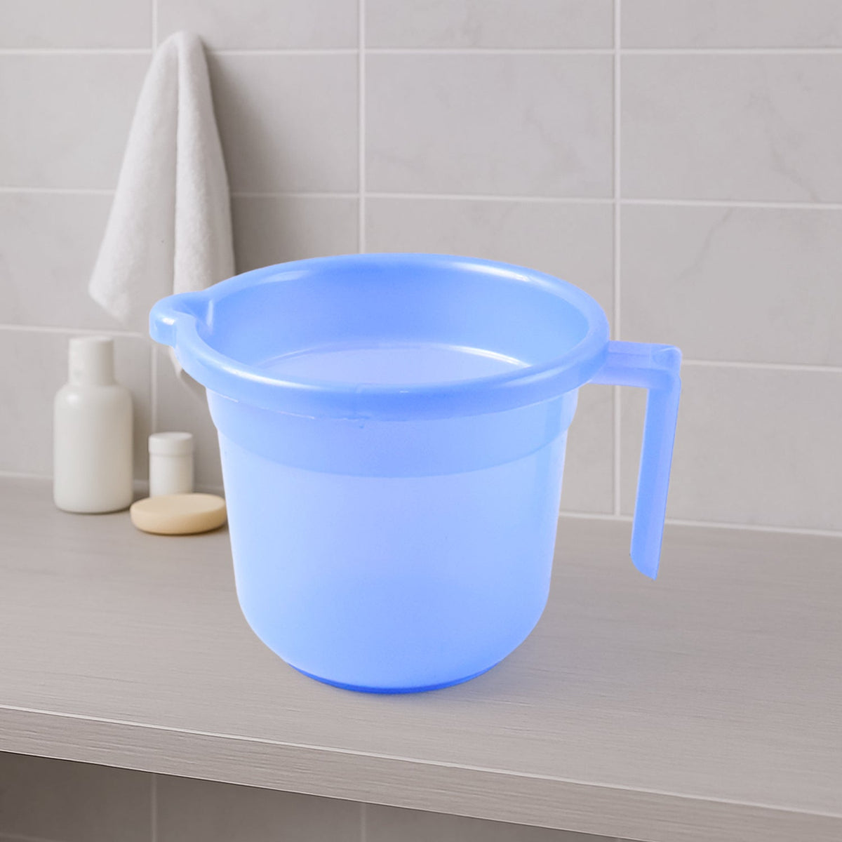 Unbreakable plastic bath mug 1000ML with ergonomic handle and pour spout