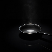 Diagram showcasing the thick induction-compatible bottom of the fry pan.