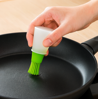 Diagram showing how to use the silicone oil dispenser bottle effectively.