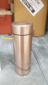 Detail of the leak-proof lid and convenient carrying handle on the stainless steel water bottle.