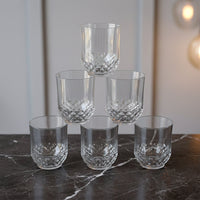 Transparent drinking glass set with elegant diamond-pattern surface