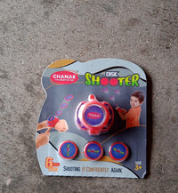 Detailed view of the hand-mounted disc shooter toy set for kids.