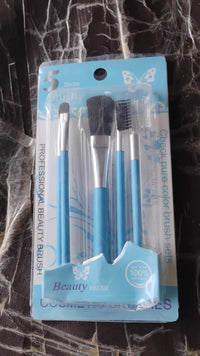 Ergonomic handles of the makeup brushes kit designed for comfortable grip during application.